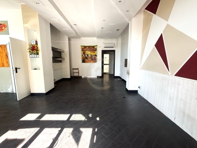 locale commerciale in vendita ad Aci Catena
