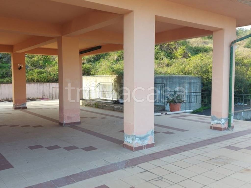 appartamento in vendita ad Aci Catena in zona Vampolieri