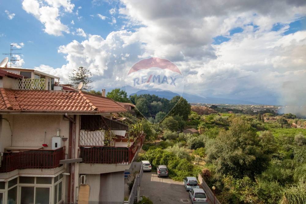 appartamento in vendita ad Aci Catena in zona Vampolieri