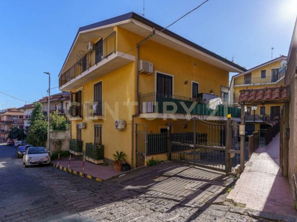 appartamento in vendita ad Aci Catena