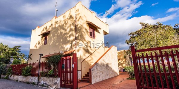 casa indipendente in vendita ad Aci Catena in zona Vampolieri