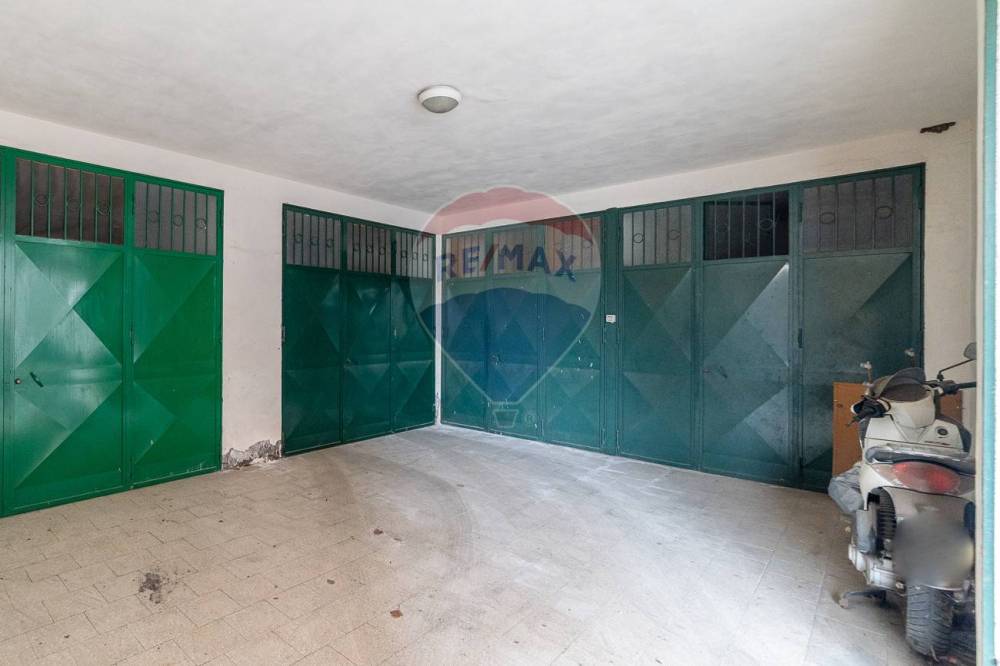 locale di sgombero in vendita ad Aci Catena