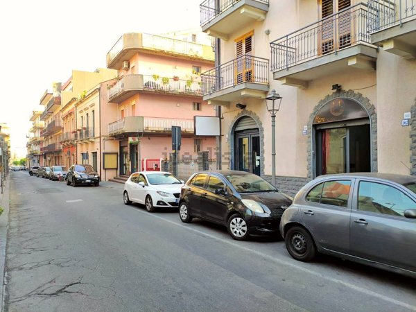 locale commerciale in vendita ad Aci Catena