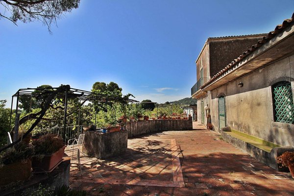appartamento in vendita ad Aci Catena in zona Aci San Filippo