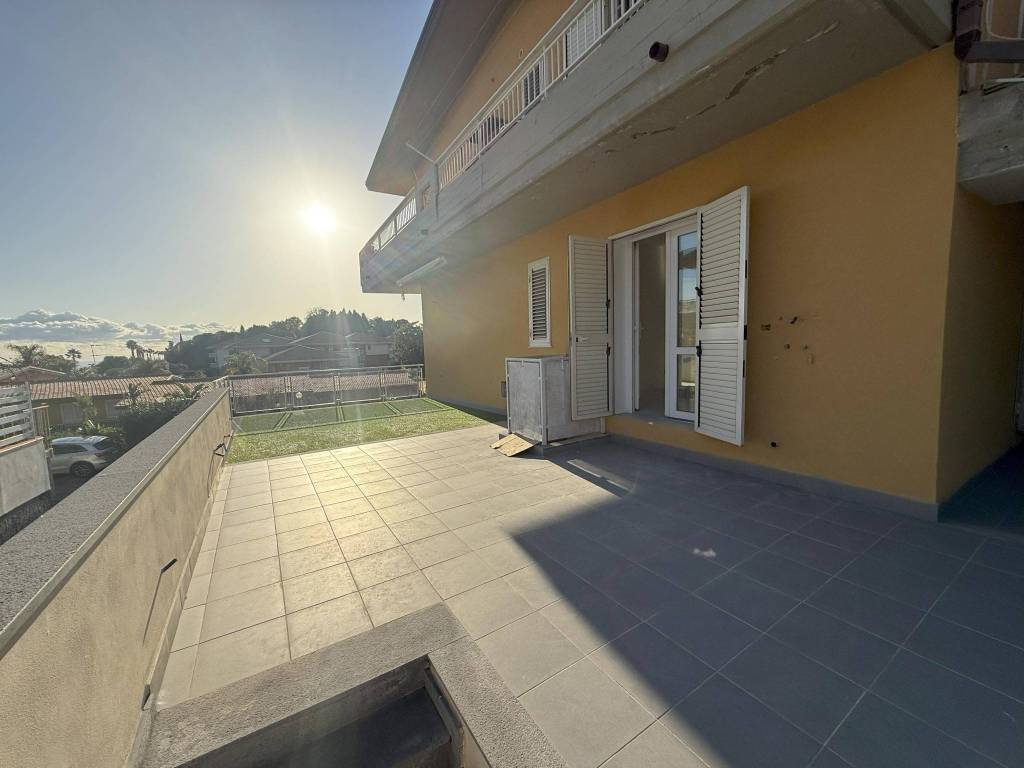 appartamento in vendita ad Aci Catena in zona Vampolieri