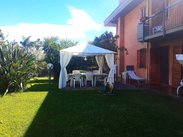 casa indipendente in vendita ad Aci Catena