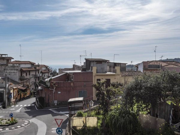 appartamento in vendita ad Aci Catena in zona Aci San Filippo