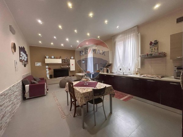 casa indipendente in vendita ad Aci Catena