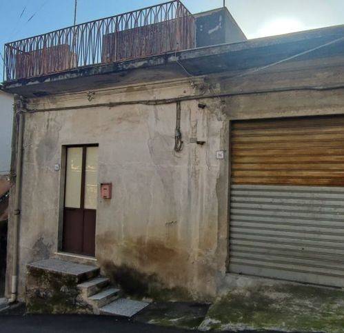 appartamento in vendita ad Aci Catena in zona Aci San Filippo