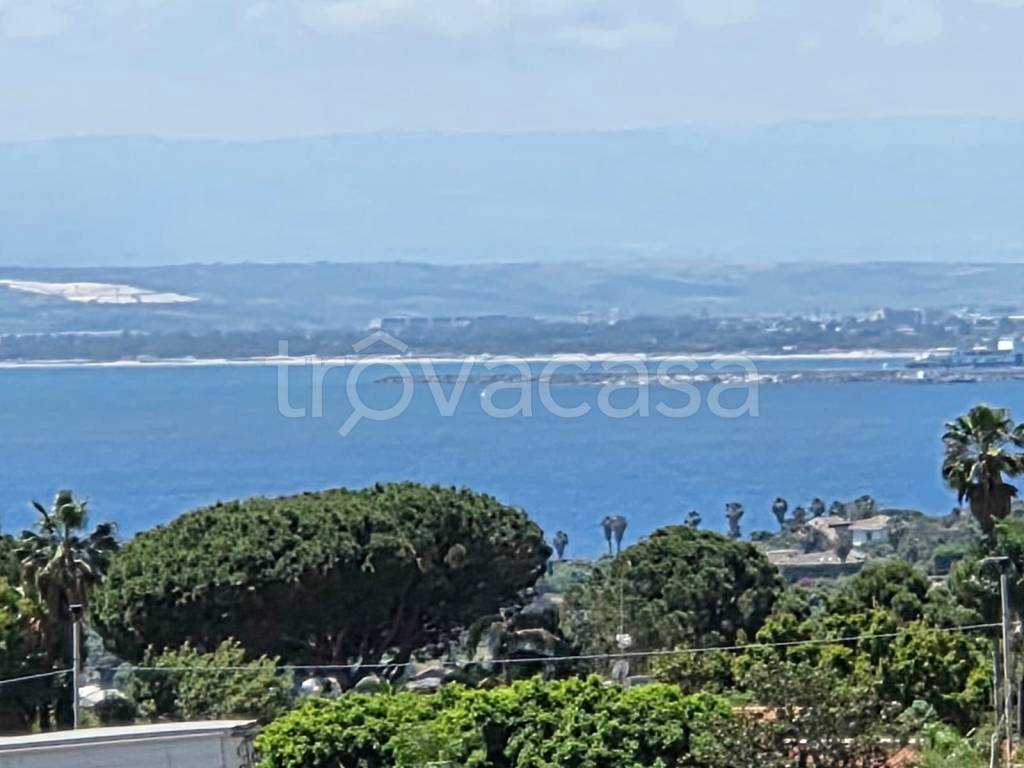 appartamento in vendita ad Aci Catena in zona Vampolieri