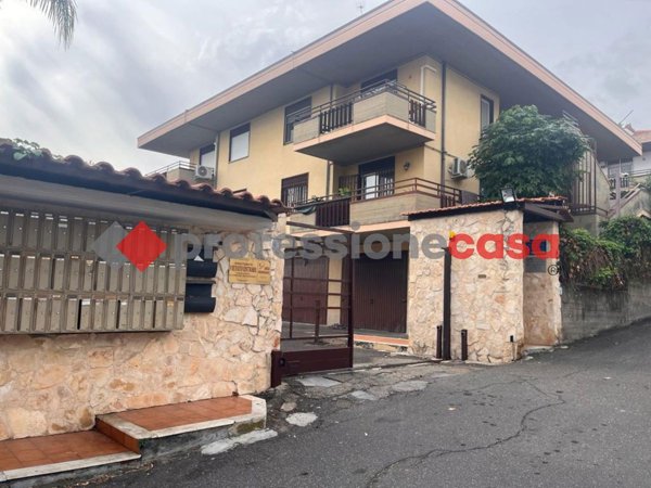appartamento in vendita ad Aci Catena in zona Vampolieri