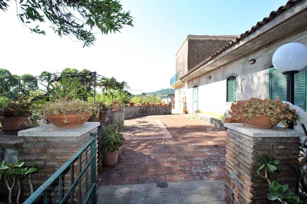 casa indipendente in vendita ad Aci Catena