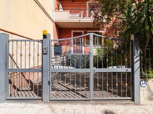 casa indipendente in vendita ad Aci Catena