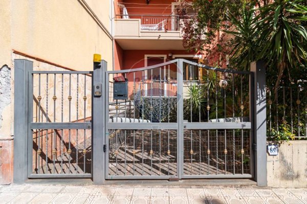 casa indipendente in vendita ad Aci Catena