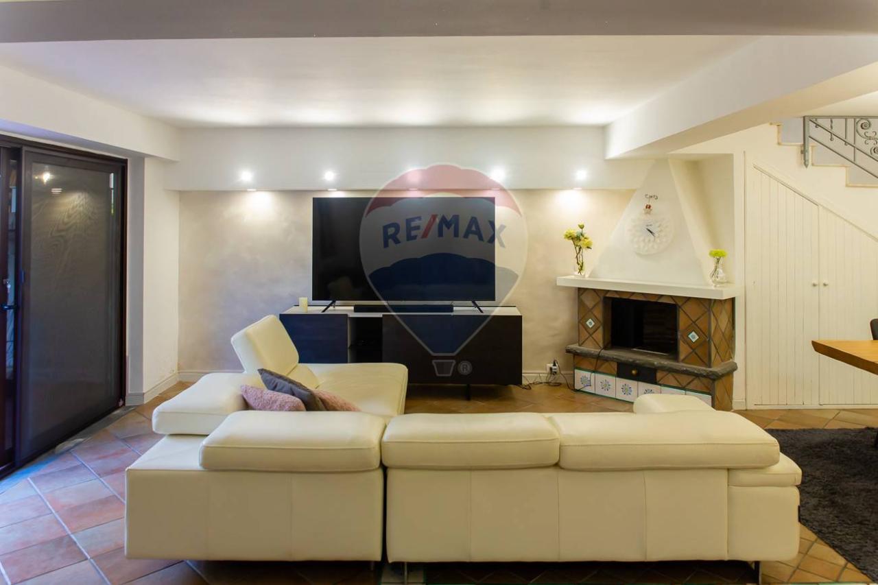casa indipendente in vendita ad Aci Catena in zona Vampolieri