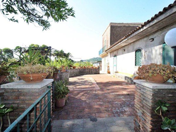 casa indipendente in vendita ad Aci Catena