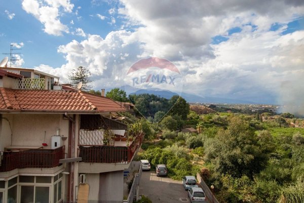 appartamento in vendita ad Aci Catena in zona Vampolieri