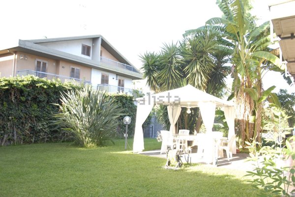 casa indipendente in vendita ad Aci Catena