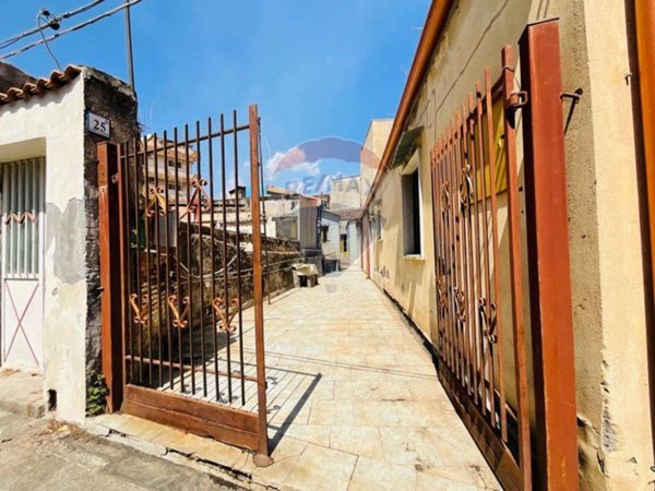 casa indipendente in vendita ad Aci Catena