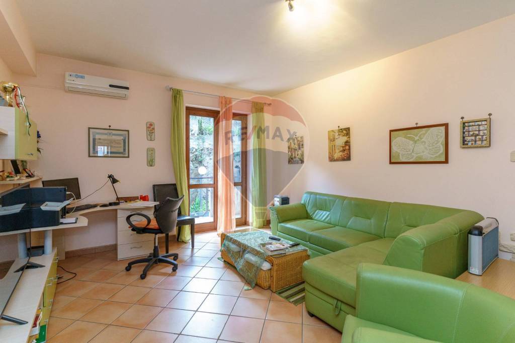 appartamento in vendita ad Aci Catena