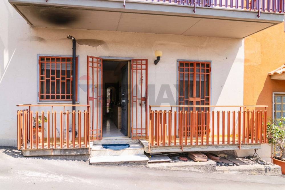 appartamento in vendita ad Aci Catena in zona Aci San Filippo
