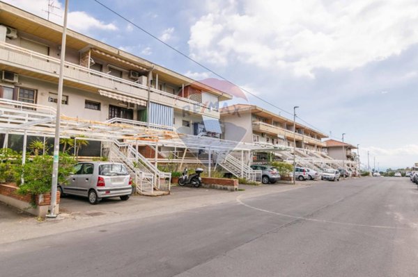appartamento in vendita ad Aci Catena in zona Vampolieri