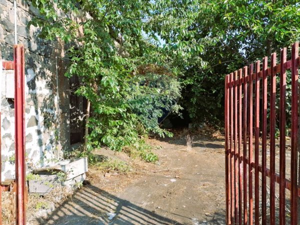 casa indipendente in vendita ad Aci Catena in zona Vampolieri