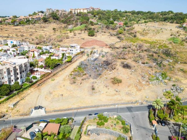 terreno edificabile in vendita ad Aci Catena in zona Vampolieri