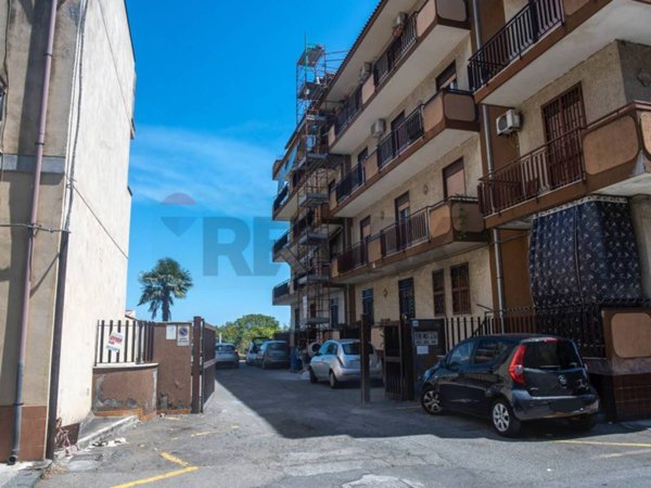 appartamento in vendita ad Aci Catena in zona Aci San Filippo