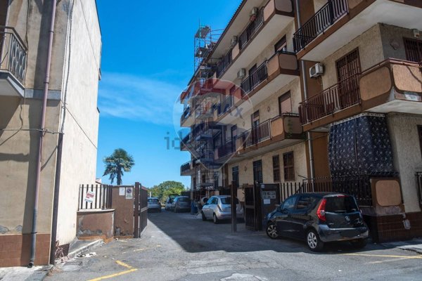 appartamento in vendita ad Aci Catena in zona Aci San Filippo