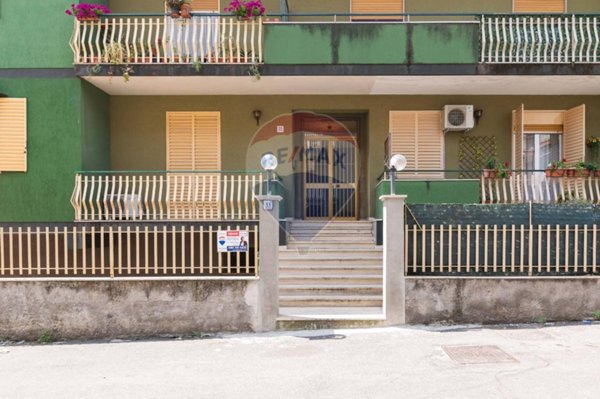 appartamento in vendita ad Aci Catena in zona Aci San Filippo