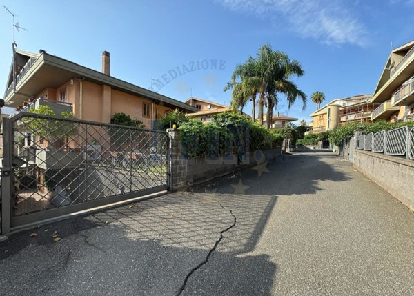 casa indipendente in vendita ad Aci Catena