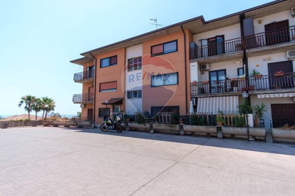 appartamento in vendita ad Aci Catena in zona Vampolieri