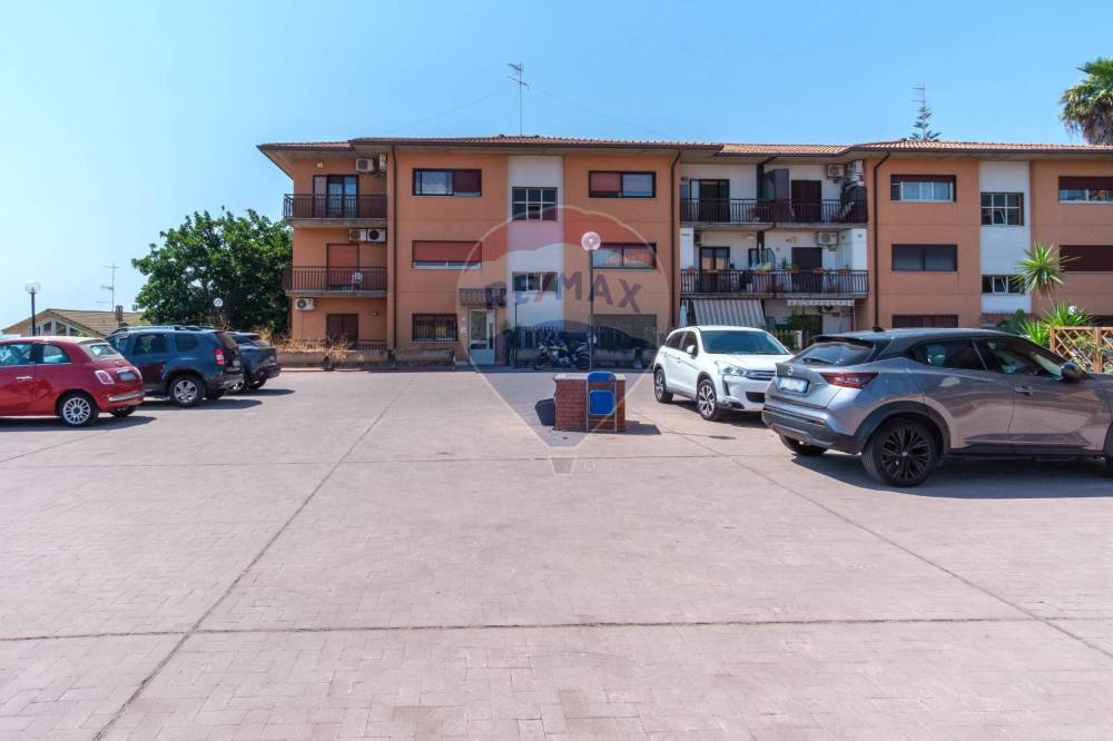 appartamento in vendita ad Aci Catena in zona Vampolieri