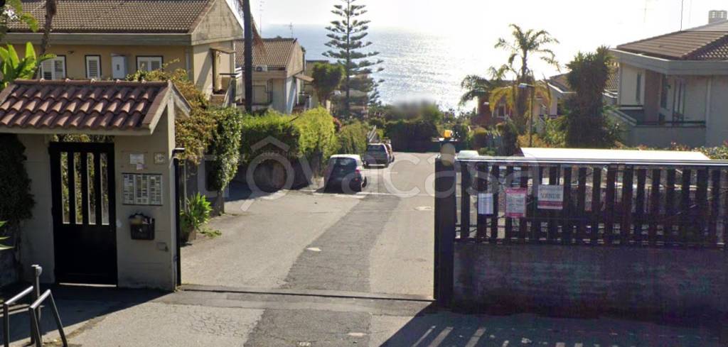 casa indipendente in vendita ad Aci Catena in zona Vampolieri