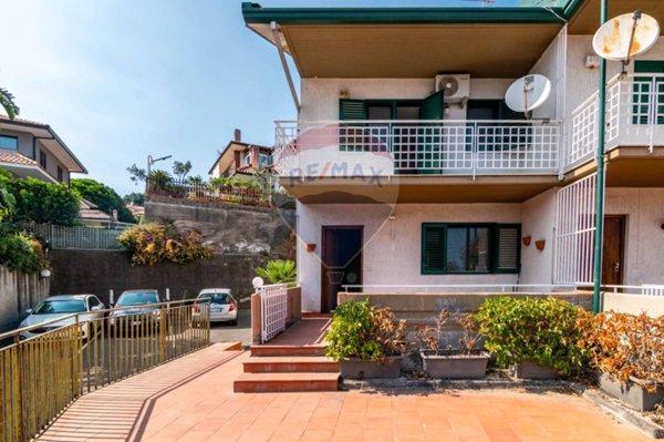 casa indipendente in vendita ad Aci Catena