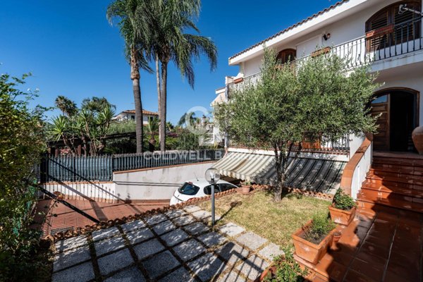 casa indipendente in vendita ad Aci Catena
