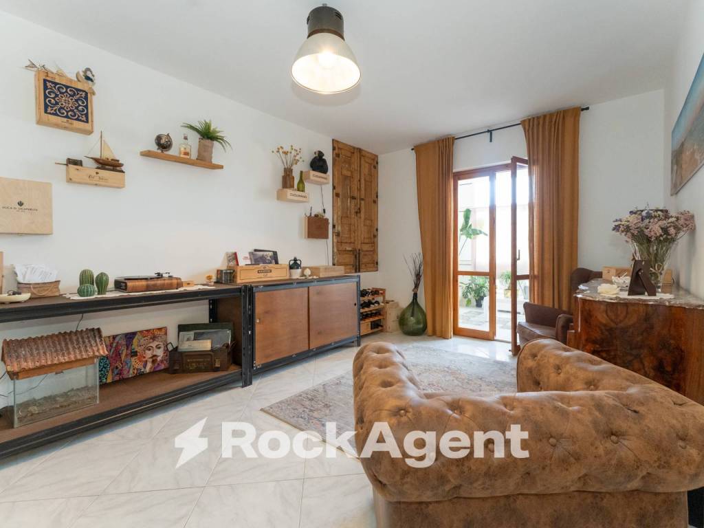 appartamento in vendita ad Aci Catena in zona Aci San Filippo