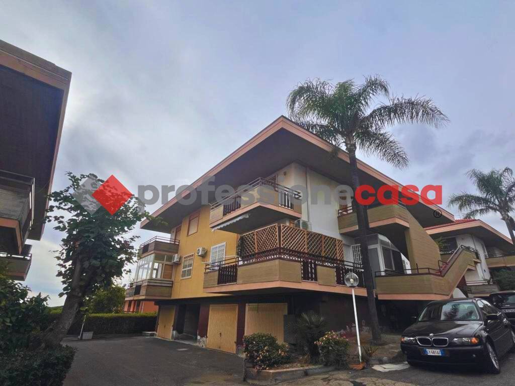 appartamento in vendita ad Aci Catena in zona Vampolieri