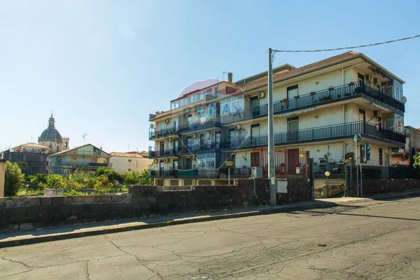 appartamento in vendita ad Aci Catena in zona Aci San Filippo