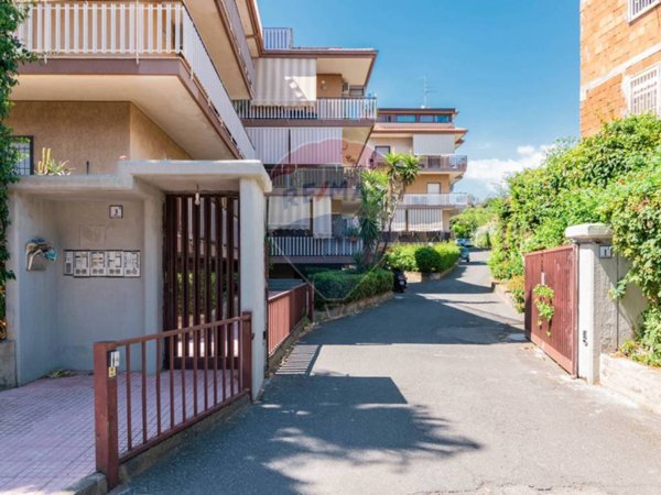 appartamento in vendita ad Aci Catena