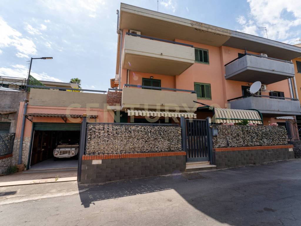 casa indipendente in vendita ad Aci Catena in zona Vampolieri