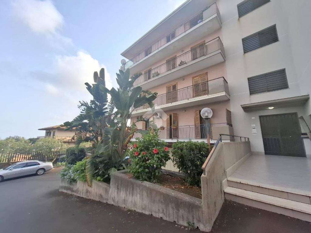 appartamento in vendita ad Aci Catena