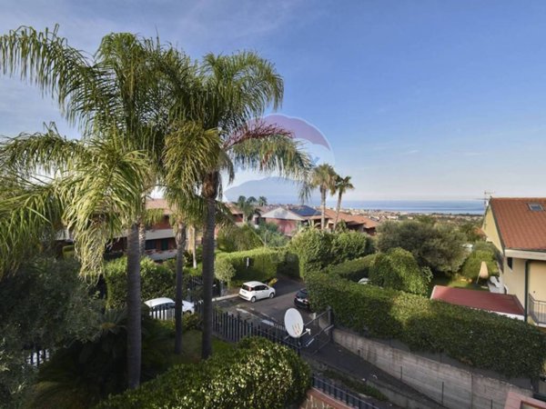 casa indipendente in vendita ad Aci Catena