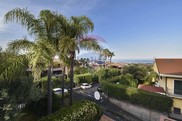 casa indipendente in vendita ad Aci Catena