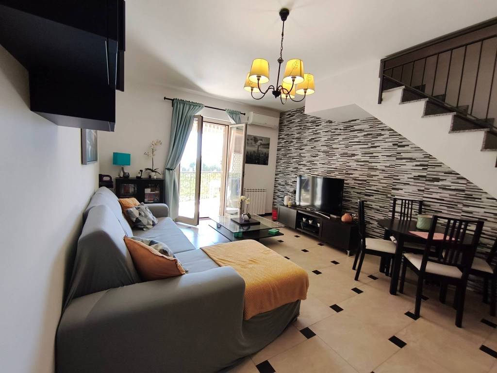 casa indipendente in vendita ad Aci Catena