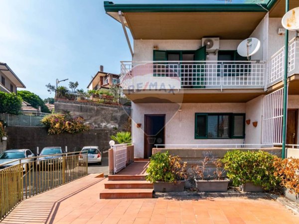 casa indipendente in vendita ad Aci Catena