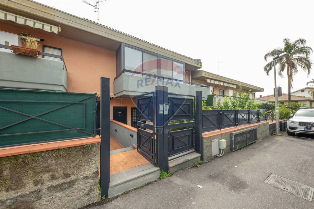 casa indipendente in vendita ad Aci Catena in zona Vampolieri