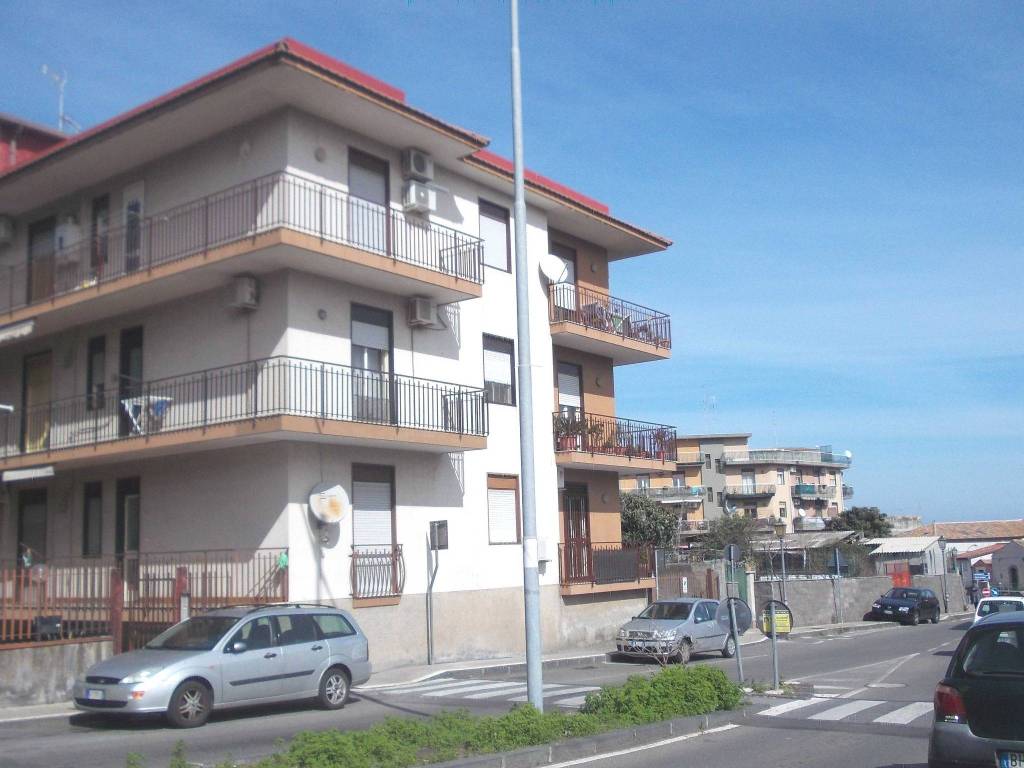 appartamento in vendita ad Aci Catena in zona Aci San Filippo