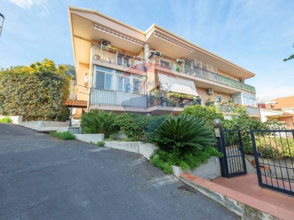 appartamento in vendita ad Aci Catena